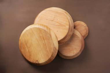 Tahta kaseler kahverengi arka planda istiflenmiş..