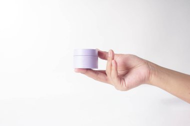 Nemlendirici beyaz arka plana karşı elle tutulur..                        