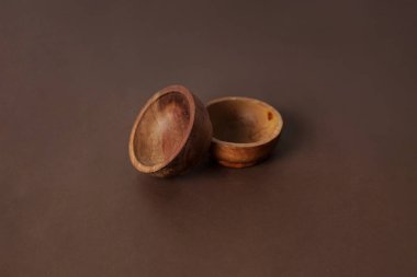 Tahta bir kase kahverengi bir arka plana yerleştirilir.                               