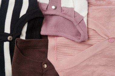 Mor, kahverengi, pembe ve siyah-beyaz çizgili elbiseler şık bir şekilde bir araya getirilir.                               