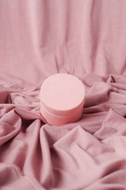 İnce pembe üzerine pembe kombinasyon kadınsı ve zarif bir izlenim veriyor.                              