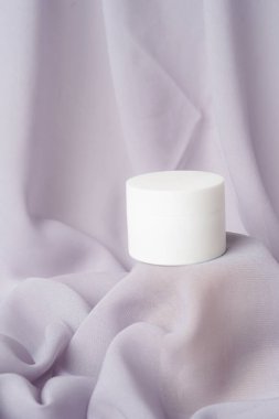 Yumuşak gri arkaplan beyaz ambalajın saflığını ve zarafetini arttırır                           