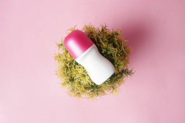 Sarı ve yeşil çiçekler ürünü vurgulayan neşeli bir kontrastı getirir.                               