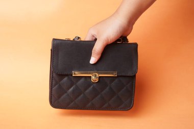 Turuncuya Karşı El Tarafından Tutulan Siyah Çanta