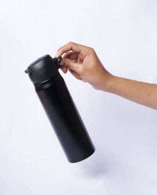 Parlak beyaz arka plan siyah şişenin parlak tasarımını vurguluyor.                               