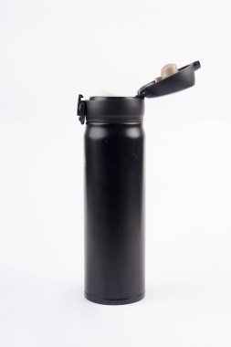 Basit beyaz arka plan, kompozisyonun taze ve hijyenik hissini arttırır.                               