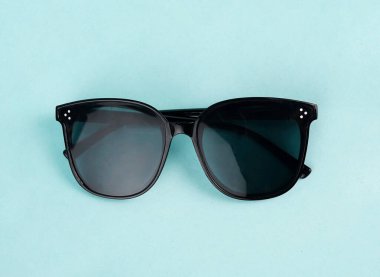 Yumuşak mavi ton, göz giyiminin temiz ve modern görünümünü arttırır.                         