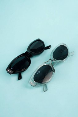 Yumuşak mavi tonu çerçeveleri temiz ve şık bir görünümle öne çıkarıyor.                               