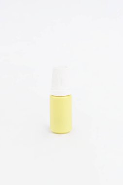 Betadine şişesi temiz beyaz bir arka plana yerleştiriliyor, basit ve klinik bir görünüm yaratıyor.                       