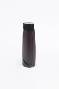 Emeron şampuan şişesi temiz beyaz bir arka plana yerleştirilir ve yeni ve minimal bir görünüm yaratır.                         