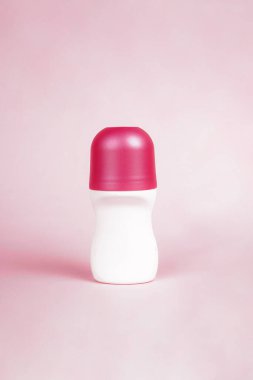 Pembe arka plan ürünün temiz ve modern tasarımını geliştirir.                          