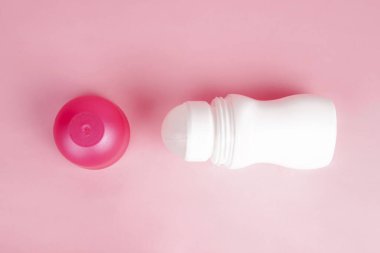 Rexona deodorantı, kapağı açık bir şekilde pembe arka planda sergilenir ve yeni ve davetkar bir görünüm yaratır.                               