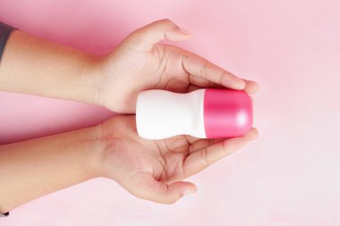 Sıcak pembe ayar ürünün ana odak noktası olarak göze çarpmasını sağlıyor.                           