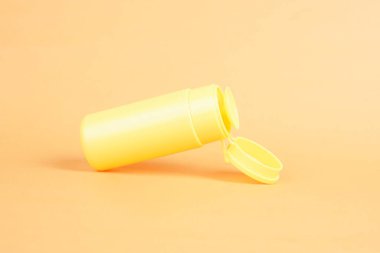 Canlı turuncu arka plan açık ürünün taze ve enerjik hissini arttırır.                    