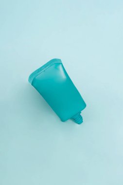 Açık kapak sahneye hazır olma hissi veriyor, sanki ürün acil kullanıma hazırmış gibi.                           