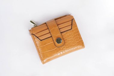 Parlak arkaplan cüzdanların zengin rengini ve pürüzsüz dokusunu vurgular                             