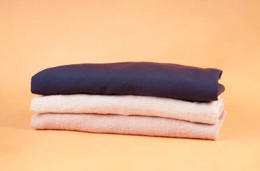 Donanma, krem ve moka gömlekleri parlak turuncu bir arkaplanda düzgün bir şekilde düzenlenerek cesur ve enerjik bir sunum oluşturur.                       