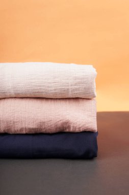 Donanma, krem ve moka gömlekleri harmanlanmış turuncu ve kahverengi bir zemin üzerine yerleştirilerek sıcak ve dinamik bir görüntü oluşturur.                             