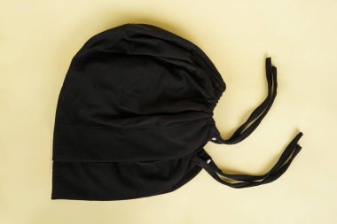 Sarı ayar genel kompozisyona canlı ve canlandırıcı bir ton ekler.                         