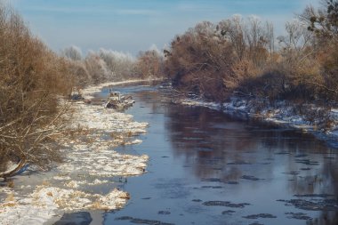 Nehir kışında tekneler. Kış manzarası. Ukrayna