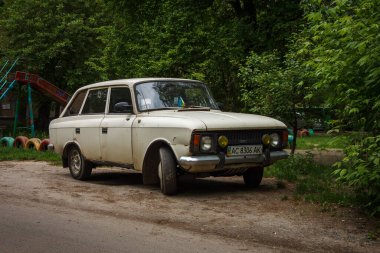 Lutsk, Ukrayna - 19 Mayıs 2020: Sovyet eski arabası IZH-21251 