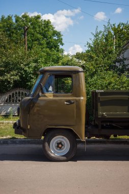 Stara Vyzhivka, Ukrayna - 19 Haziran 2019: UAZ kamyonu sokağa park edildi