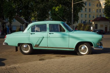 Lutsk, Ukrayna - 30 Nisan 2018: mavi bir araba sokağa park edildi. Sovyet eski arabası Gaz-21 Volga. 