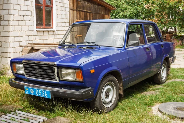 Stara Vyzhivka Ukraine Juni 2019 Ein Blaues Sowjetisches Auto Steht — Stockfoto