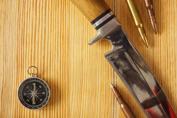 Självgjord Jaktkniv Kompass Och Patron För Ett Gevär Träbakgrund Närbild — Stockfoto