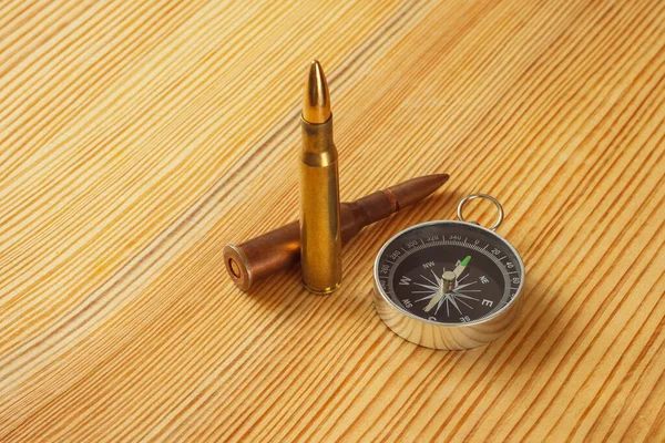 Brújula Cartucho Para Rifle Sobre Fondo Madera Primer Plano — Foto de Stock