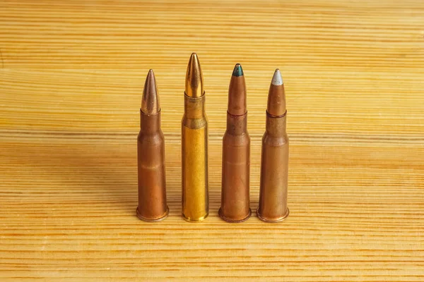 Quatro Cartuchos Diferentes Para Rifle Fundo Madeira — Fotografia de Stock