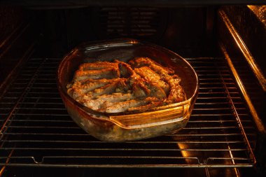 Cam tabakta pişmiş pirzola. Yakın plan.