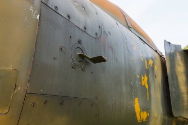 Eski bir kamuflaj yüzeyinin ayrıntıları. Askeri bir uçağın üzerinde deri dökülmüş boya var. Eski bir jet uçağının gövdesinin parçası.