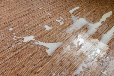 Mutfak zeminine süt döktü. Üst görünüm