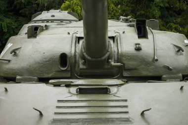 Eski bir tankın kulesi. Eski Sovyet tankının tasarım unsurları ve detayları. Askeri yeşil kamuflaj metal arka planı