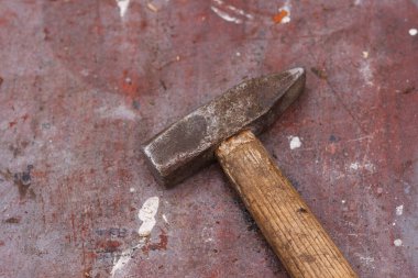 Eski çekiç yakın çekim. Parça