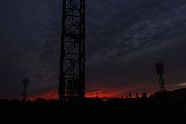 Stadyumun sahne ışıkları akşam gökyüzünde. Boşluğu kopyala.