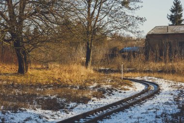 Kış parkında dar bir demiryolu var. Eski çocuk demiryolu.