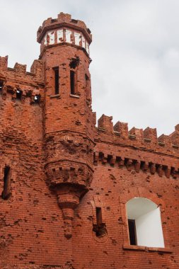 Kule ve Brest Kalesi 'nin tuğla duvarlarının bir parçası