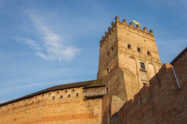 Ortaçağ kalesi gün batımında aydınlanır. Lutsk Yüksek Şatosu, Lubart 'ın Kalesi olarak da bilinir. Ukrayna