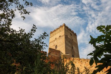 Ortaçağ kalesi gün batımında aydınlanır. Lutsk Yüksek Şatosu, Lubart 'ın Kalesi olarak da bilinir. Ukrayna