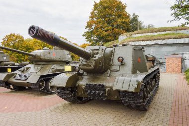 Beyaz Rusya, Brest. - 1 Ekim 2013 Brest Kalesi-Kahraman Savunma Müzesi sergisi. Memorial Brest Kahraman Kalesi. Sovyet ağır top güdümlü ISU-152