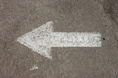 Asfalta beyaz bir ok çizilir