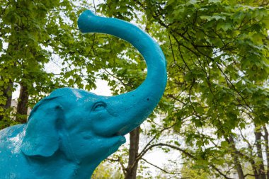 Lutsk, Ukrayna - 9 Mayıs 2020: Parktaki Mavi Fil Heykeli