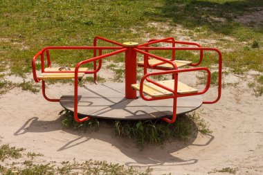 Parkta renkli çocuk atlıkarıncaları