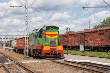 Lutsk, Ukrayna, 22 Temmuz 2020: Tren istasyonunda yük vagonları olan bir lokomotif