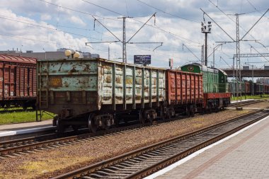 Lutsk, Ukrayna, 22 Temmuz 2020: Tren istasyonunda yük vagonları olan bir lokomotif