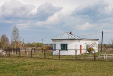 Birinci kattaki planlı bina turu. Rotunda. Gürültülü bahar günü.