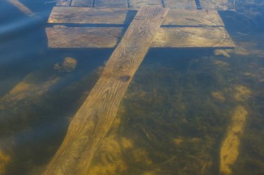 Ahşap iskele gölün dibinde battı.