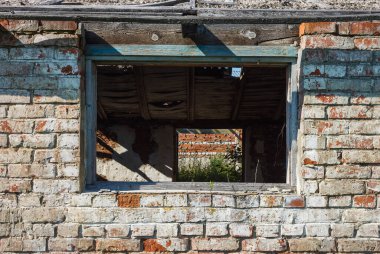 Harap olmuş bir evin penceresi